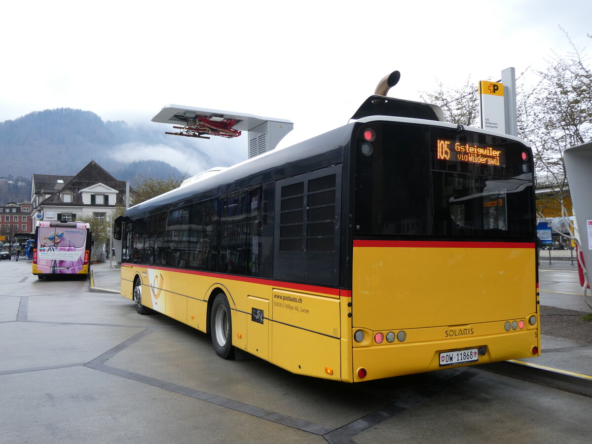 (273'191) - Hfliger, Sursee - Nr. 5/OW 11'868/PID 10'011 - Solaris am 26. Mrz 2025 beim Bahnhof Interlaken West (Einsatz PostAuto)