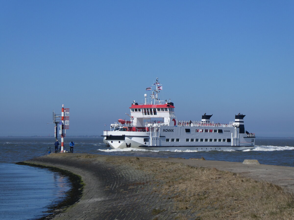 (273'567) - Fhre Monnik am 4. April 2025 im Hafen von Lauwersoog