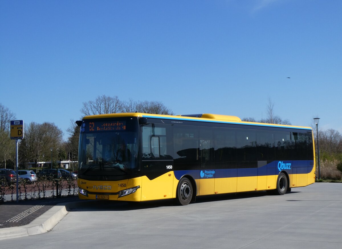 (273'622) - Qbuzz, Groningen - Nr. 1450/92-BZN-9 - Iveco am 5. April 2025 beim Bahnhof Feanwlden