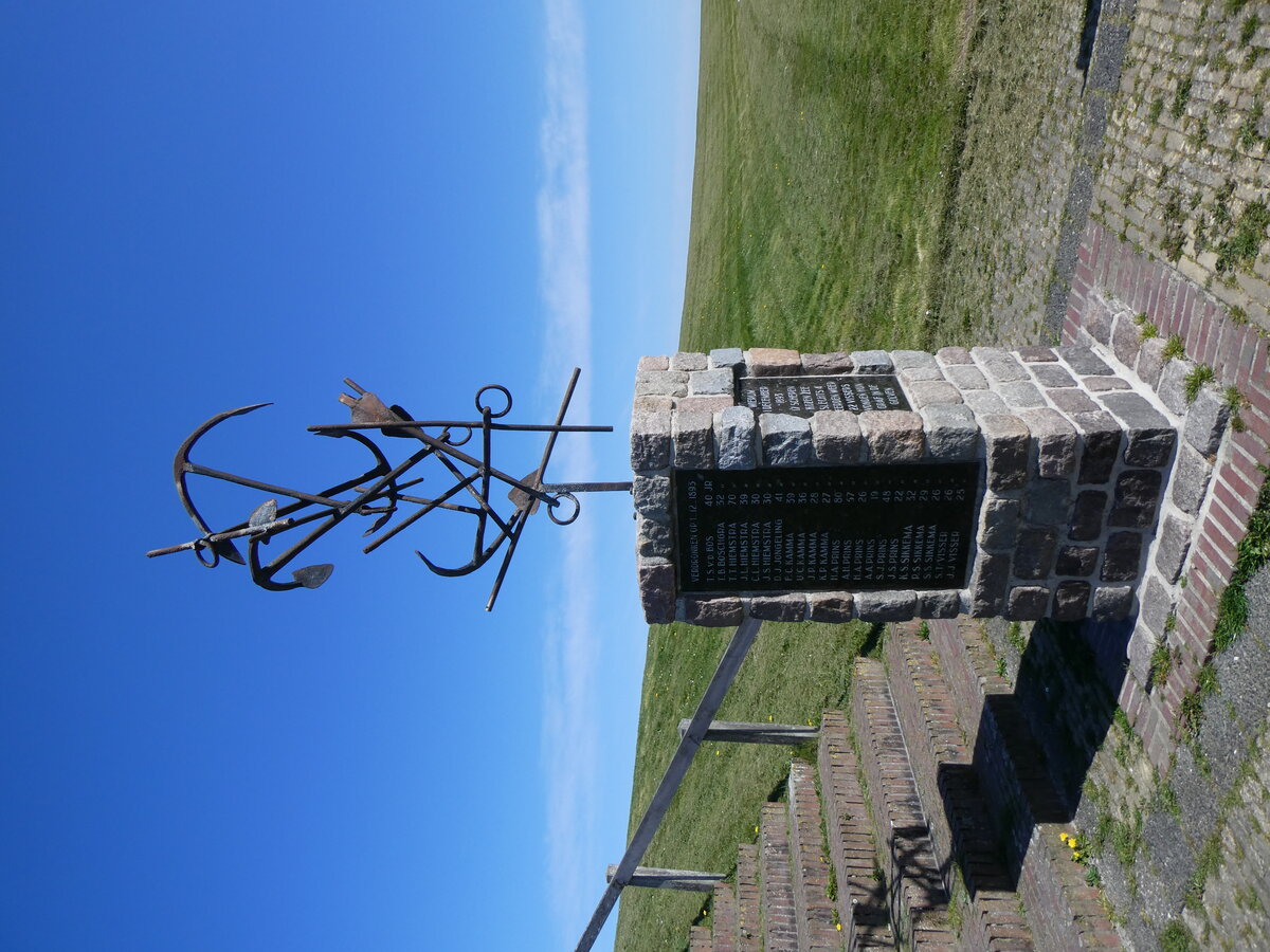 (273'664) - Denkmal fr die 1893 umgekommenen Fischer am 5. April 2025 in Wierum