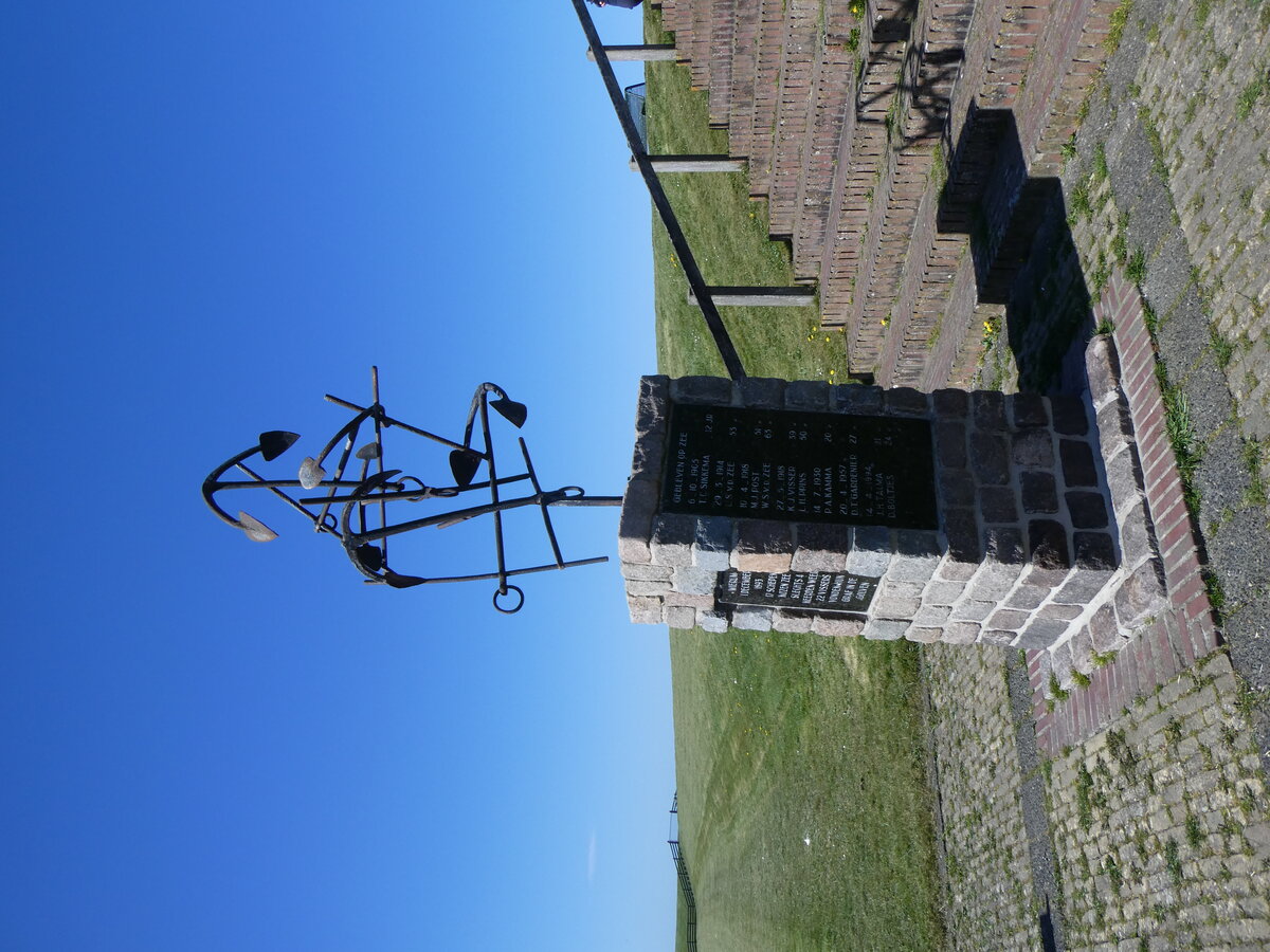 (273'665) - Denkmal fr die 1893 umgekommenen Fischer am 5. April 2025 in Wierum