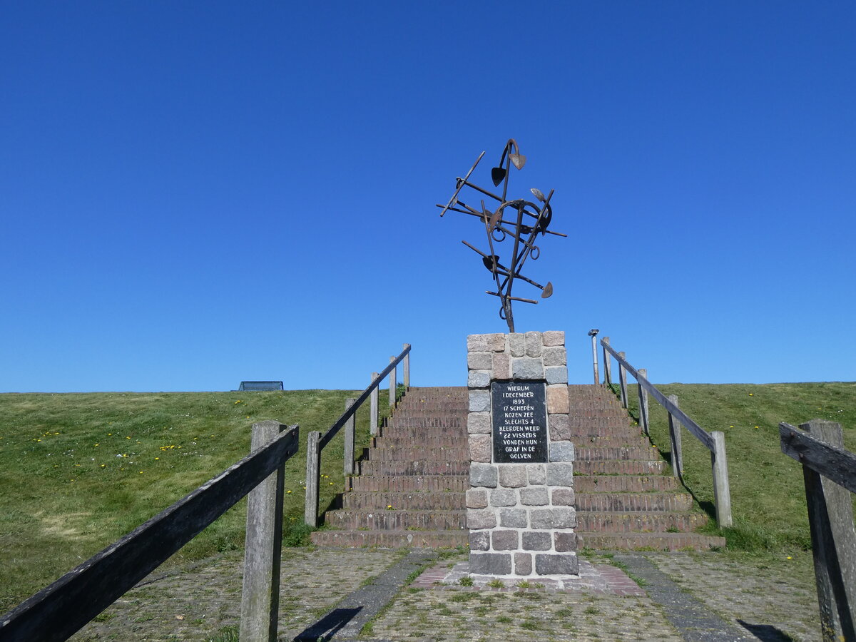 (273'668) - Denkmal fr die 1893 umgekommenen Fischer am 5. April 2025 in Wierum