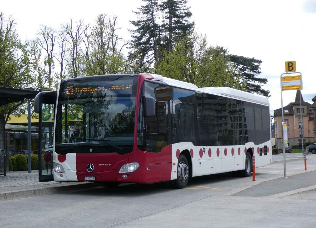 (274'076) - TPF Fribourg - Nr. 61/FR 300'295 - Mercedes am 18. April 2025 beim Bahnhof Ddingen