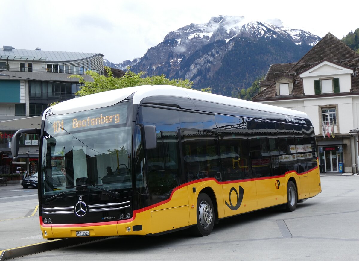 (274'152) - PostAuto Bern - BE 610'535/PID 12'124 - eMercedes am 24. April 2025 beim Bahnhof Interlaken West