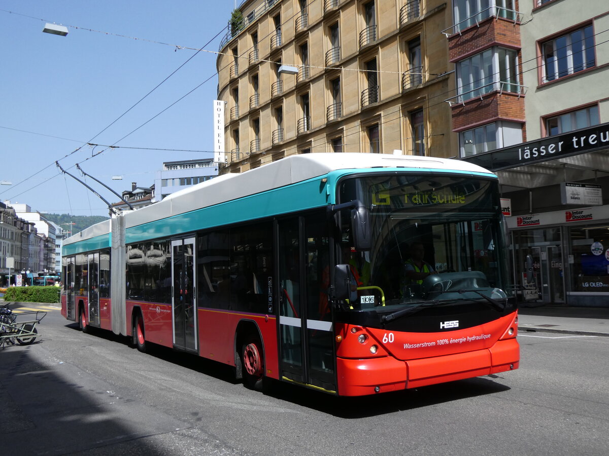 (274'484) - VB Biel - Nr. 60 - Hess/Hess Gelenktrolleybus am 2. Mai 2025 beim Bahnhof Biel