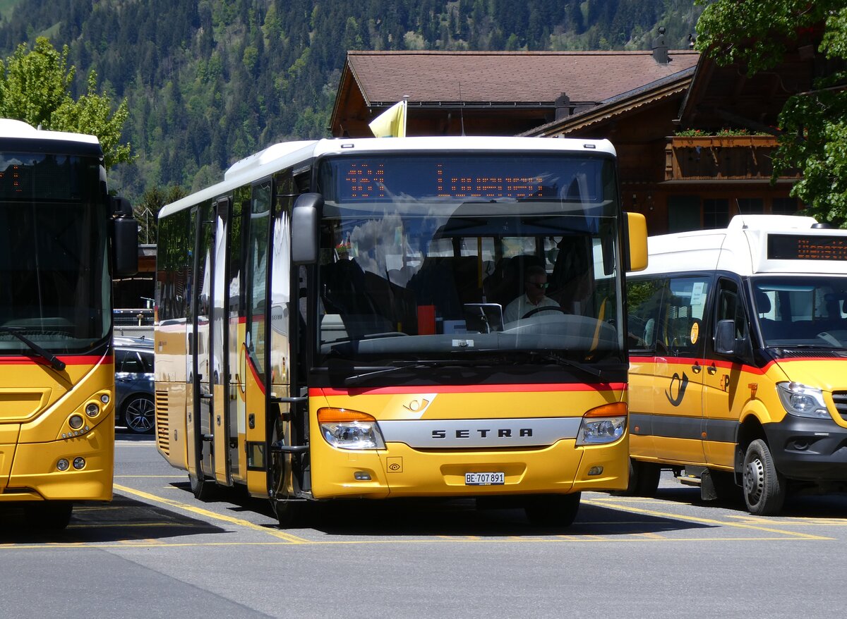 (275'607) - PostAuto Bern - BE 707'891/PID 4535 - Setra (ex Nr. 3; ex Kbli, Gstaad Nr. 3) am 16. Mai 2025 beim Bahnhof Gstaad