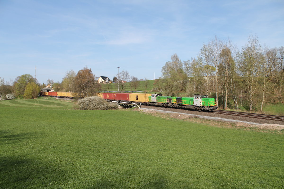 277 003-0 alias V1700.02 und 277 004-9 alias V1700.03 ziehen den umgeleiteten Wiesau Containerzug bei Rthenbach im Steinwald ber Weiden Schwandorf nach Nrnberg. 20.04.18