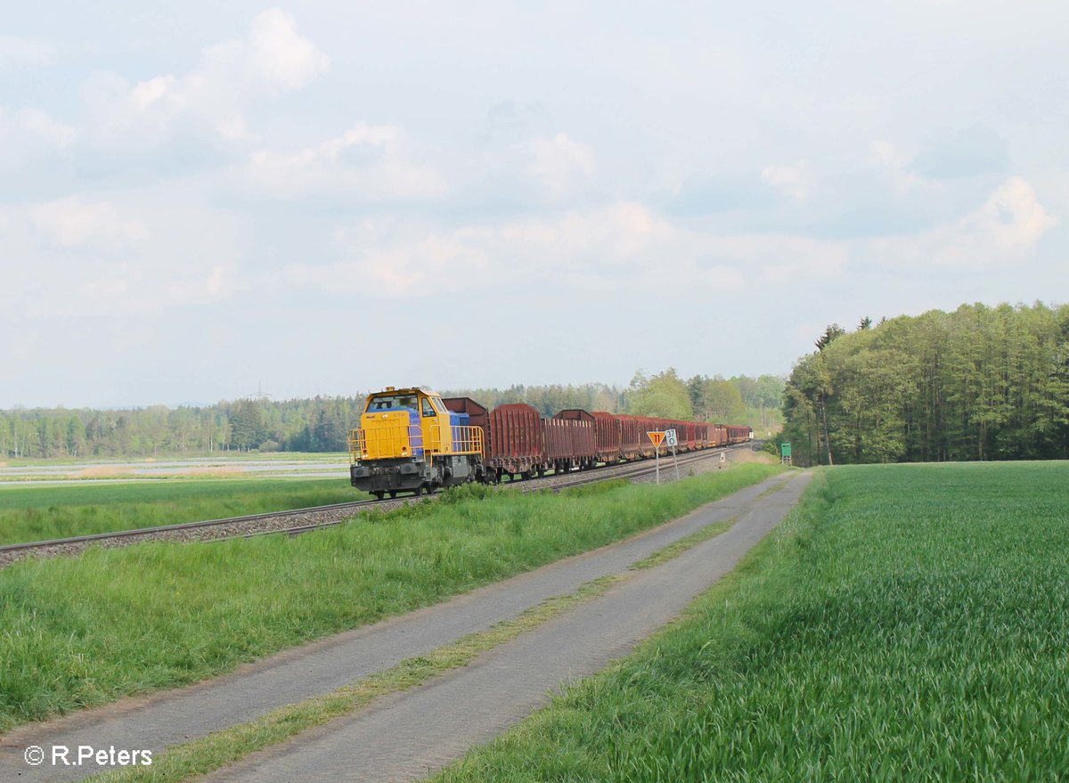 277 003-0 zieht ein leeren Holztransportzug von Wiesau nach Cheb. 13.05.16