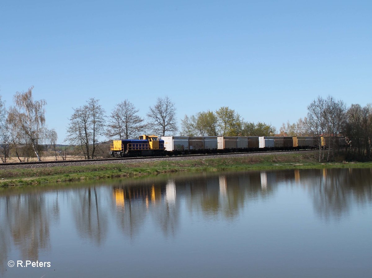 277 003-0 zieht südlich von Wiesau den Hackschnitzelzug Wiesau - Regensburg. 20.04.16