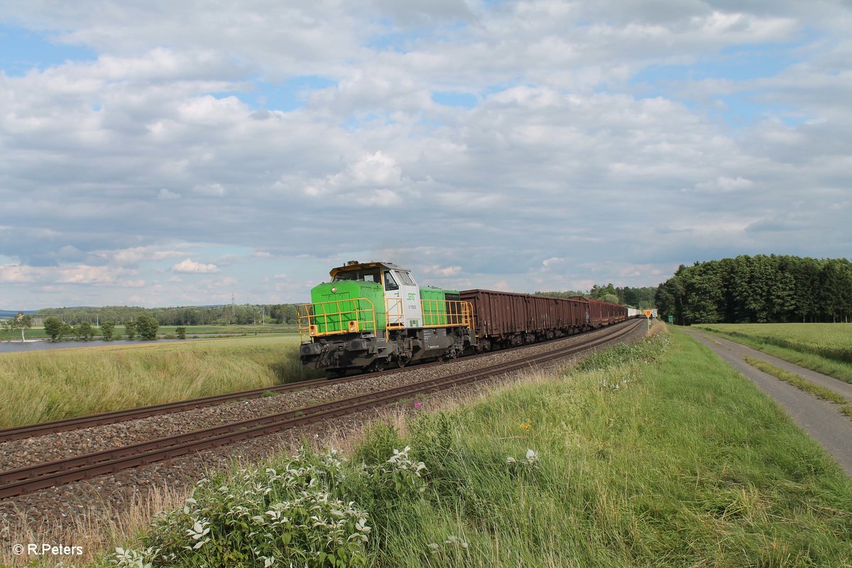 277 004-8 alias V1700.03 mit einem leeren Holzzug aus Wiesau nach Cheb bei Oberteich. 27.06.16