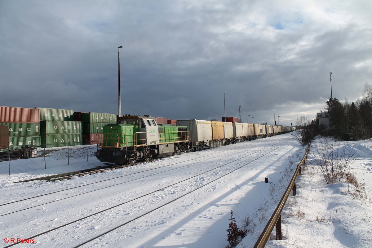 277 004-8 alias V1700.03 rangiert in Wiesau mit dem Hackschnitzelzug. 14.01.17