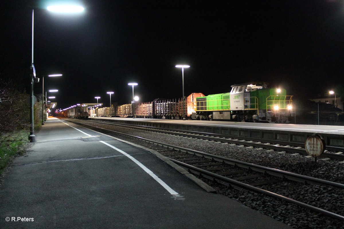 277 004-8 alias V1700.03 steht mit einem Holzzug aus Cheb im Bahnhof Wiesau/Oberpfalz Bayern und wartet auf das Umsetzen. 09.04.16