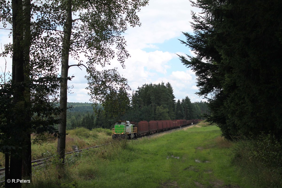 277 004 alias V1700.03 mit einem leeren Holzzug aus Wiesau nach Cheb kurz vor Pechbrunn. 30.07.16