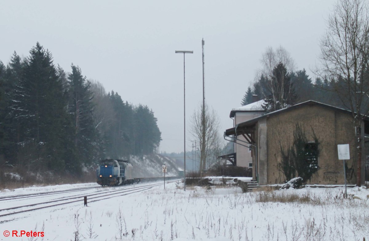 277 005 und 182 523 mit einem Containerzug aus Wiesau nach Hof und dann weiter nach Hamburg bei der druchfahrt in Roßlau. 11.01.17