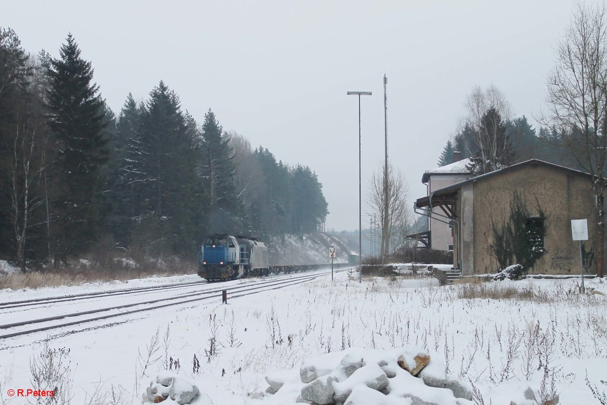 277 005 und 182 523 mit einem Containerzug aus Wiesau nach Hof und dann weiter nach Hamburg bei der druchfahrt in Roßlau. 11.01.17