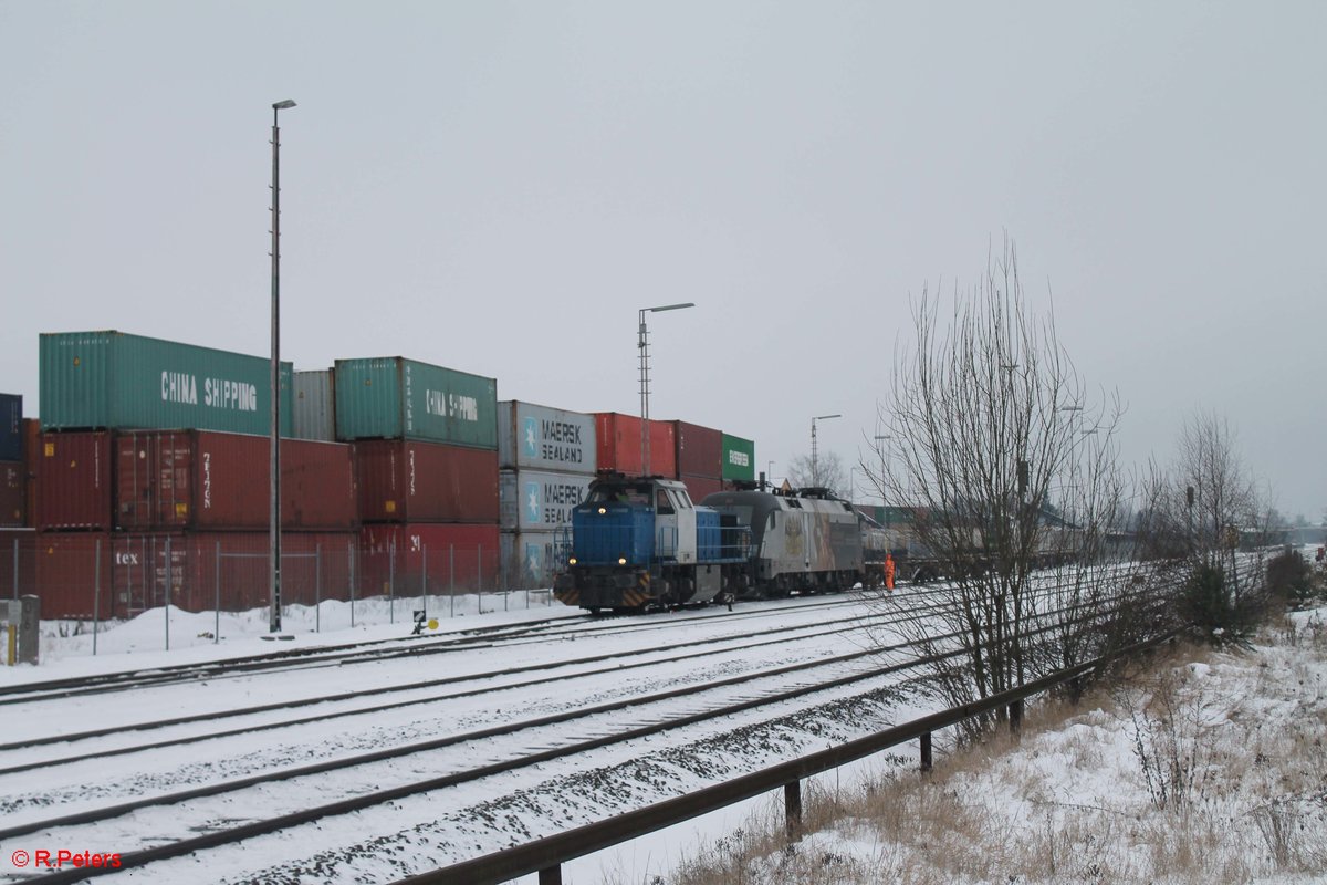 277 005 und 182 523 rangieren in Wiesau mit einem Containerzug. 11.01.17