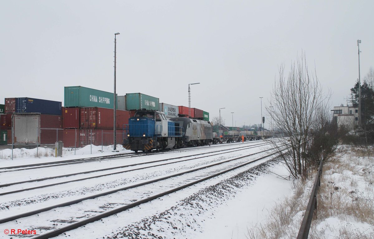 277 005 und 182 523 rangieren in Wiesau mit einem Containerzug. 11.01.17