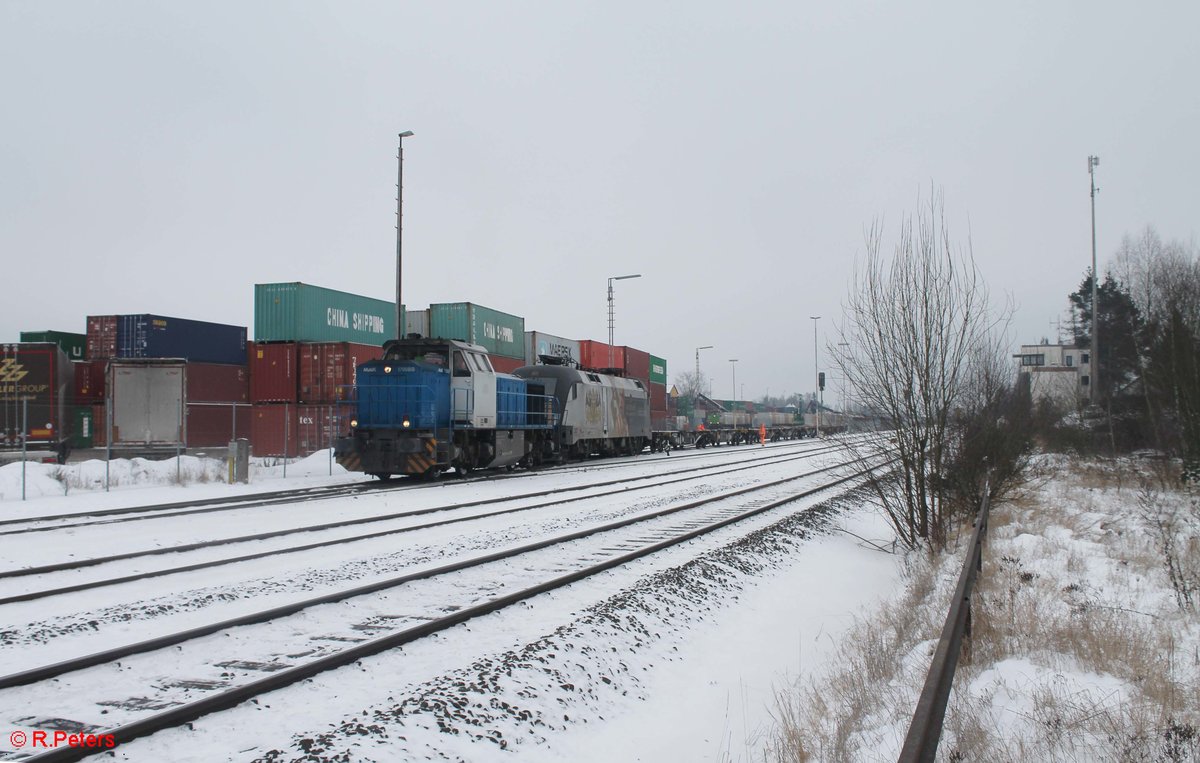 277 005 und 182 523 rangieren in Wiesau mit einem Containerzug. 11.01.17