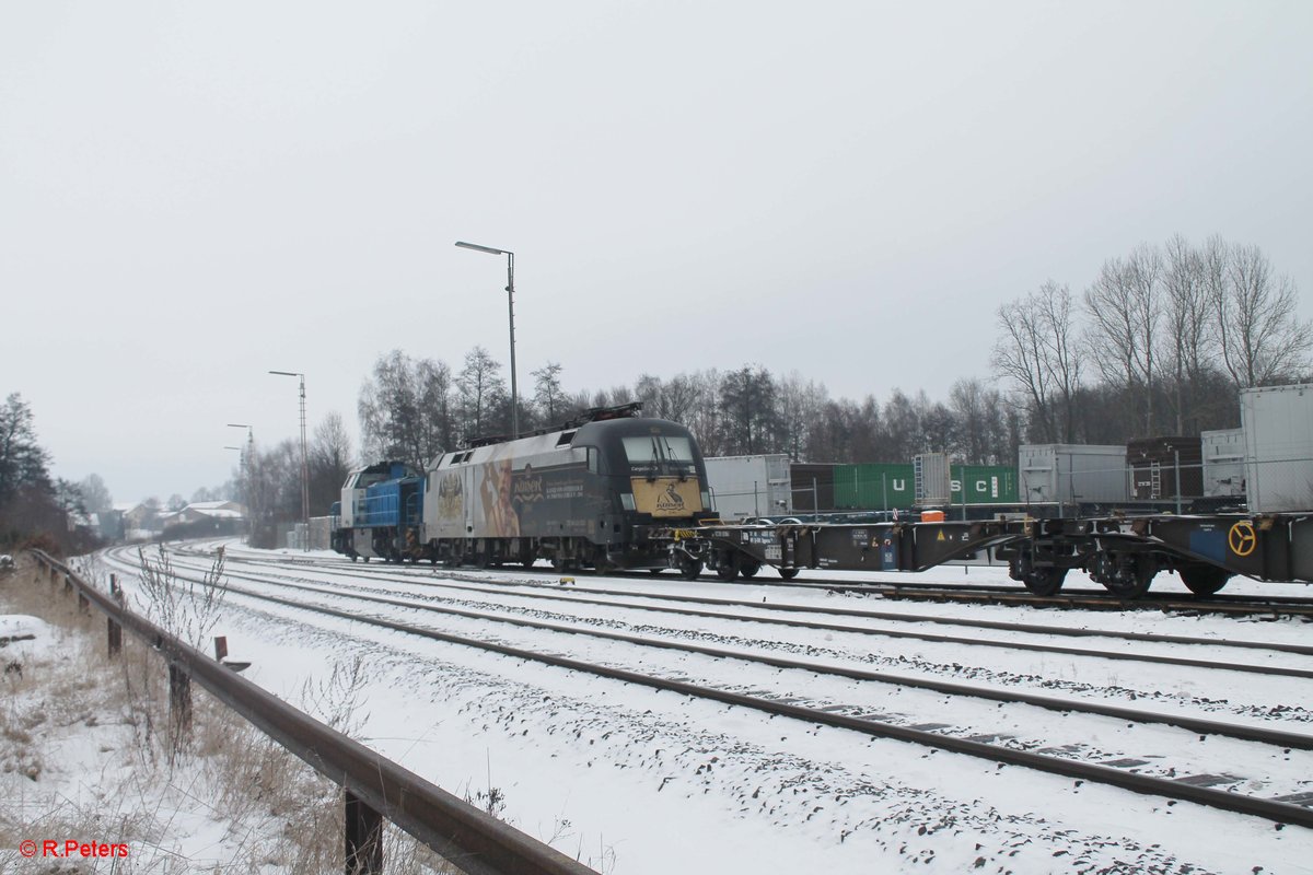 277 005 und 182 523 rangieren in Wiesau mit einem Containerzug. 11.01.17