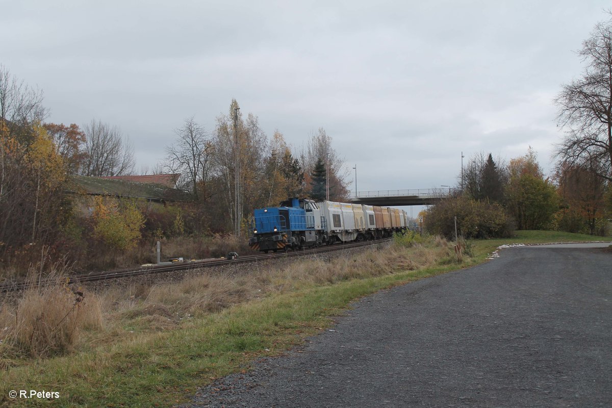 277 005 verlässt Wiesau mit einem Hackschnitzelzug nach Regensburg.12.11.16