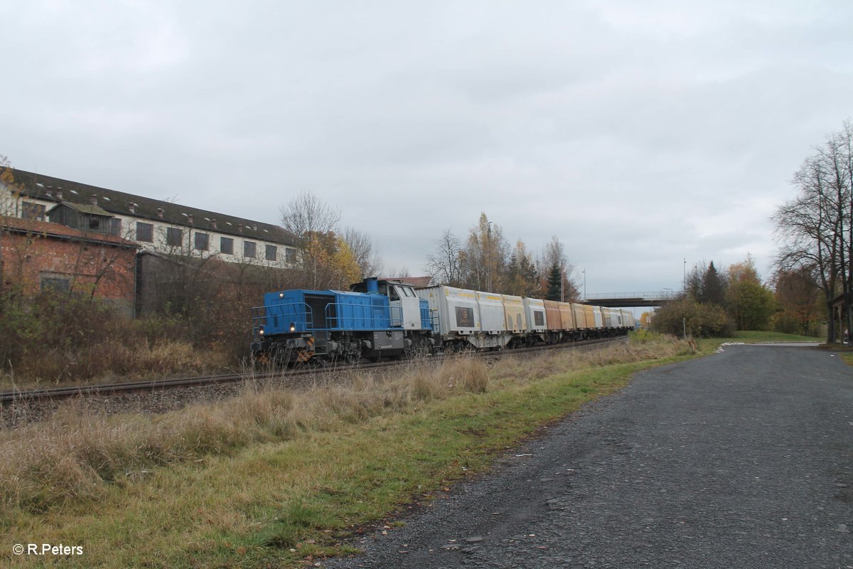 277 005 verlässt Wiesau mit einem Hackschnitzelzug nach Regensburg.12.11.16