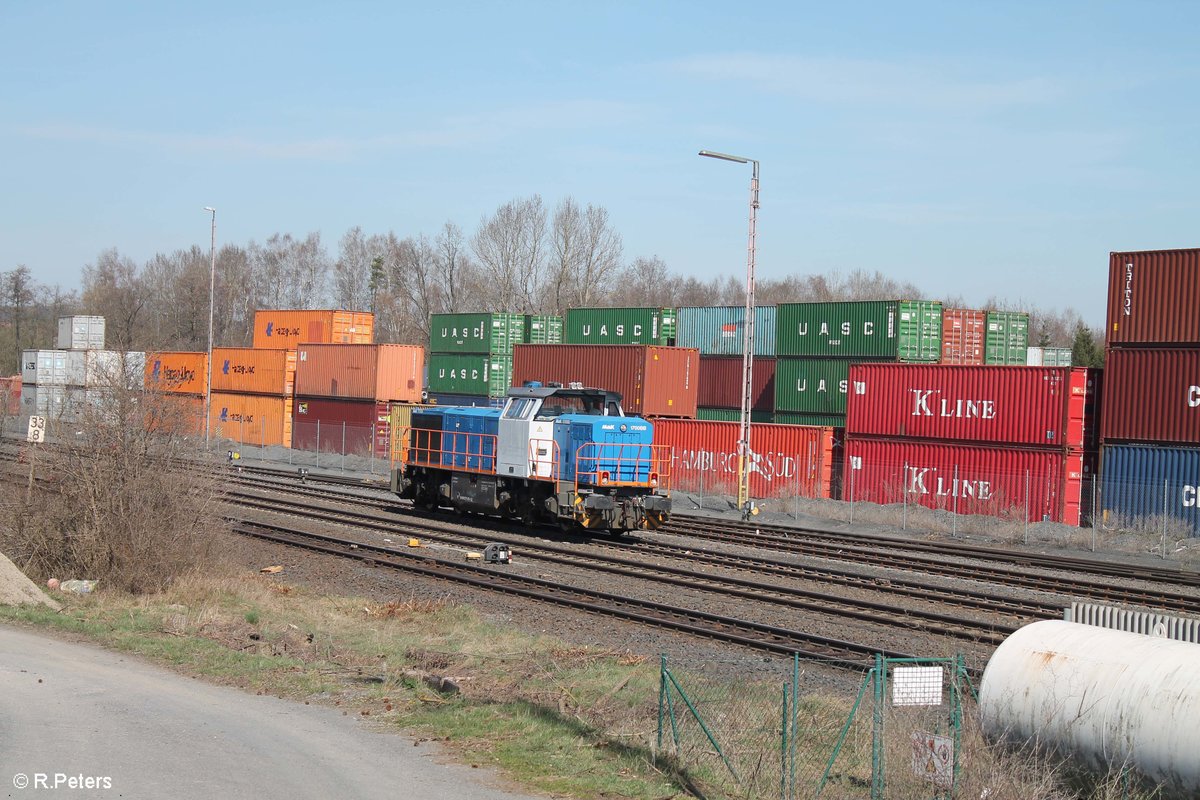 277 011-3 beim Umsetzten in Wiesau/Oberpfalz nach dam sie den Hamburg - Wiesau Containerzug gebracht hat. 31.03.17