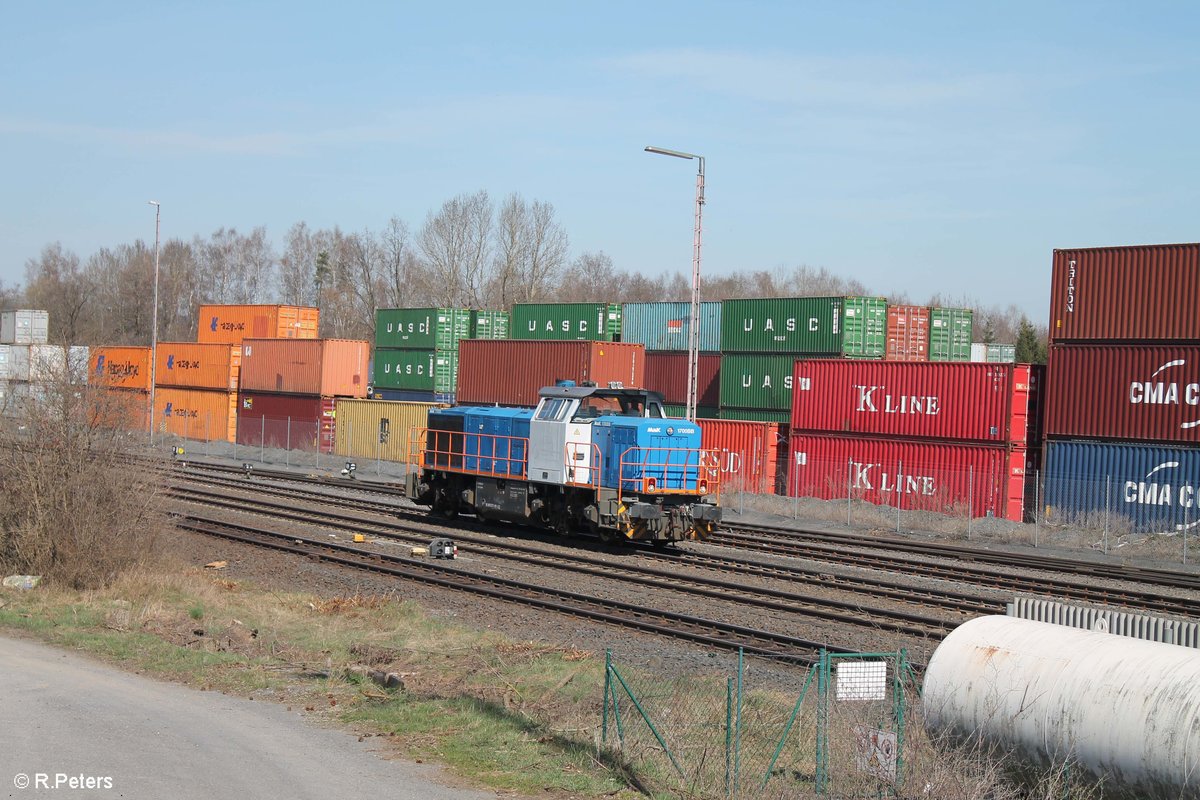 277 011-3 beim Umsetzten in Wiesau/Oberpfalz nach dam sie den Hamburg - Wiesau Containerzug gebracht hat. 31.03.17