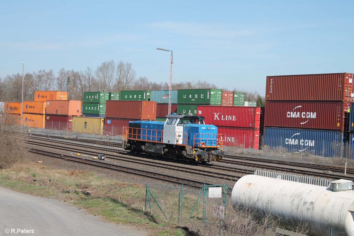 277 011-3 beim Umsetzten in Wiesau/Oberpfalz nach dam sie den Hamburg - Wiesau Containerzug gebracht hat. 31.03.17