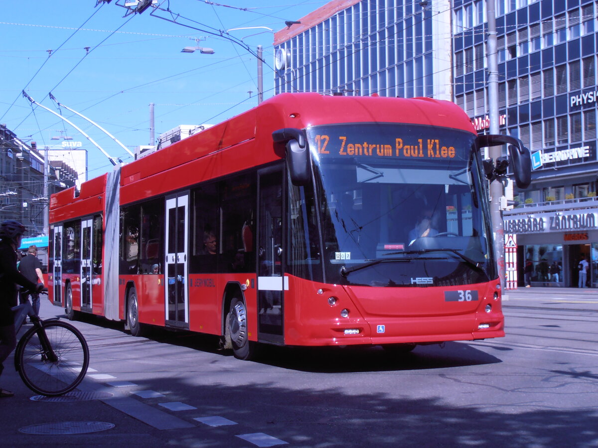 (277'714) - Bernmobil, Bern - Nr. 36 - Hess/Hess Gelenktrolleybus am 9. Juli 2025 beim Bahnhof Bern