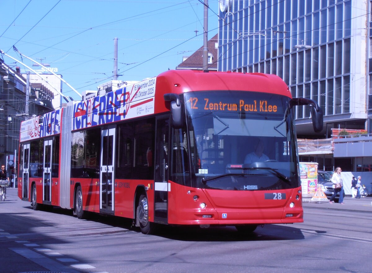 (277'722) - Bernmobil, Bern - Nr. 28 - Hess/Hess Gelenktrolleybus am 9. Juli 2025 beim Bahnhof Bern