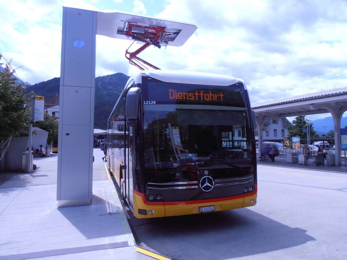 (277'830) - PostAuto Bern - BE 610'540/PID 12'129 - eMercedes am 14. Juli 2025 beim Bahnhof Interlaken West