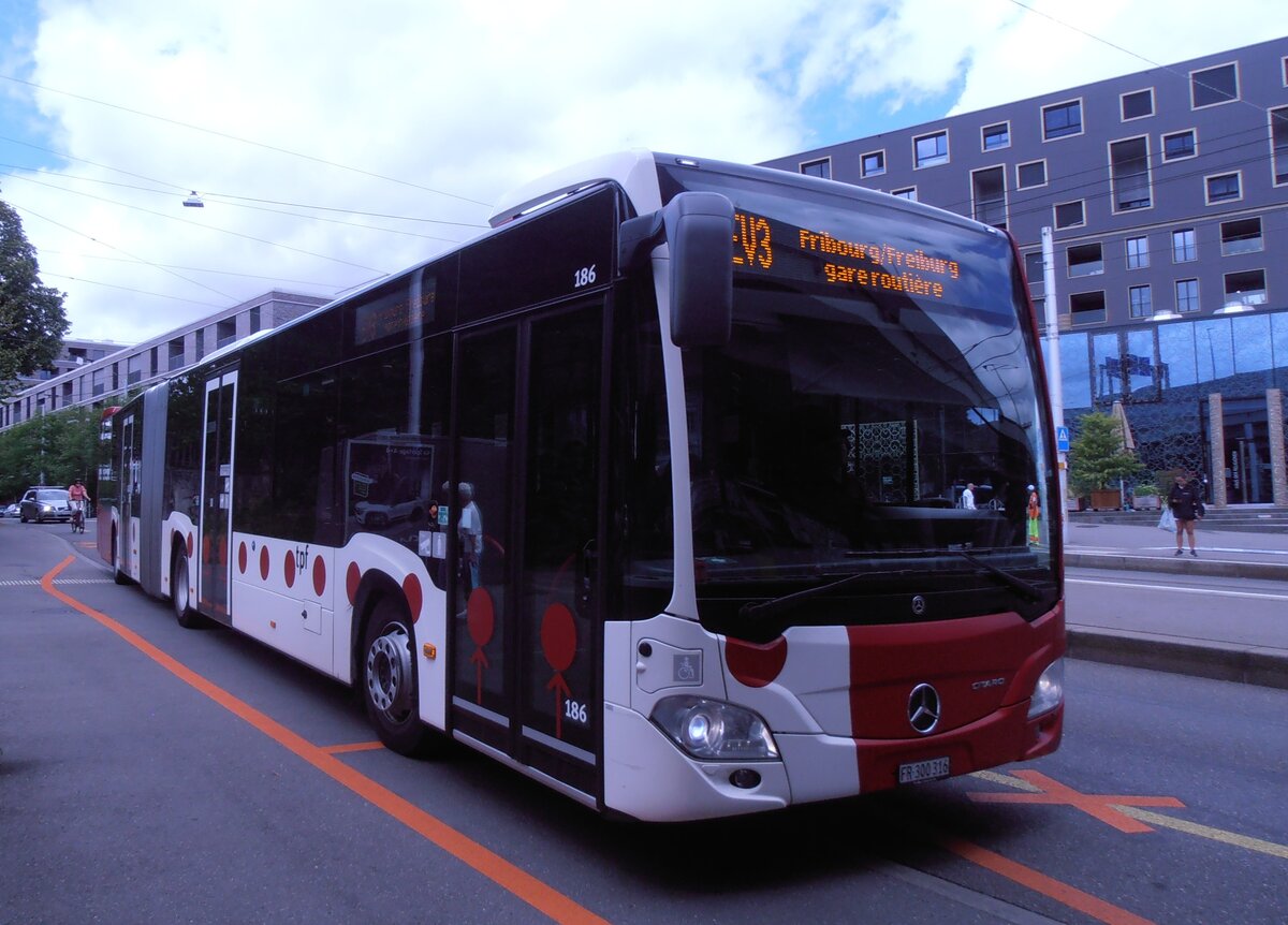 (277'902) - TPF Fribourg - Nr. 186/FR 300'316 - Mercedes am 17. Juli 2025 beim Bahnhof Bern Europaplatz