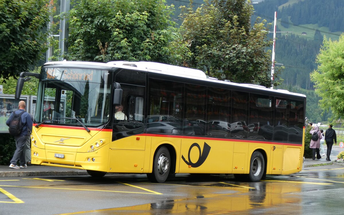 (278'070) - PostAuto Bern - BE 707'929/PID 10'535 - Volvo (ex Kbli, Gstaad) am 26. Juli 2025 beim Bahnhof Saanen