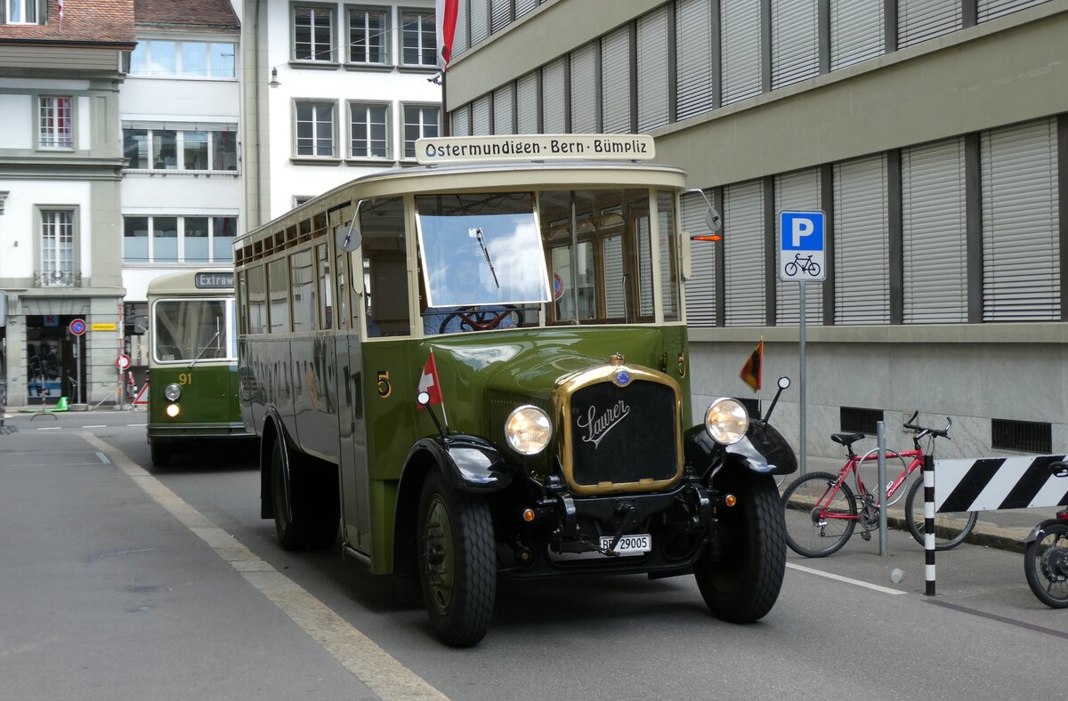 (278'263) - SVB Bern (Bernmobil historique) - Nr. 5/BE 29'005 - Saurer am 1. August 2025 in Bern, Bundeshaus