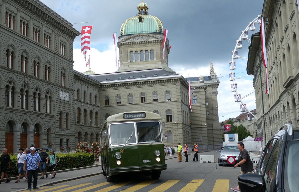 (278'265) - SVB Bern (Bernmobil historique) - Nr. 91/BE 27'091 - Saurer/R&J am 1. August 2025 in Bern, Bundeshaus