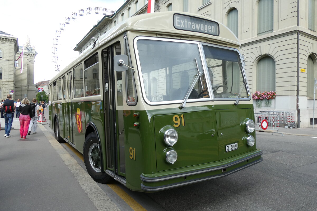 (278'276) - SVB Bern (Bernmobil historique) - Nr. 91/BE 27'091 - Saurer/R&J am 1. August 2025 in Bern, Bundeshaus