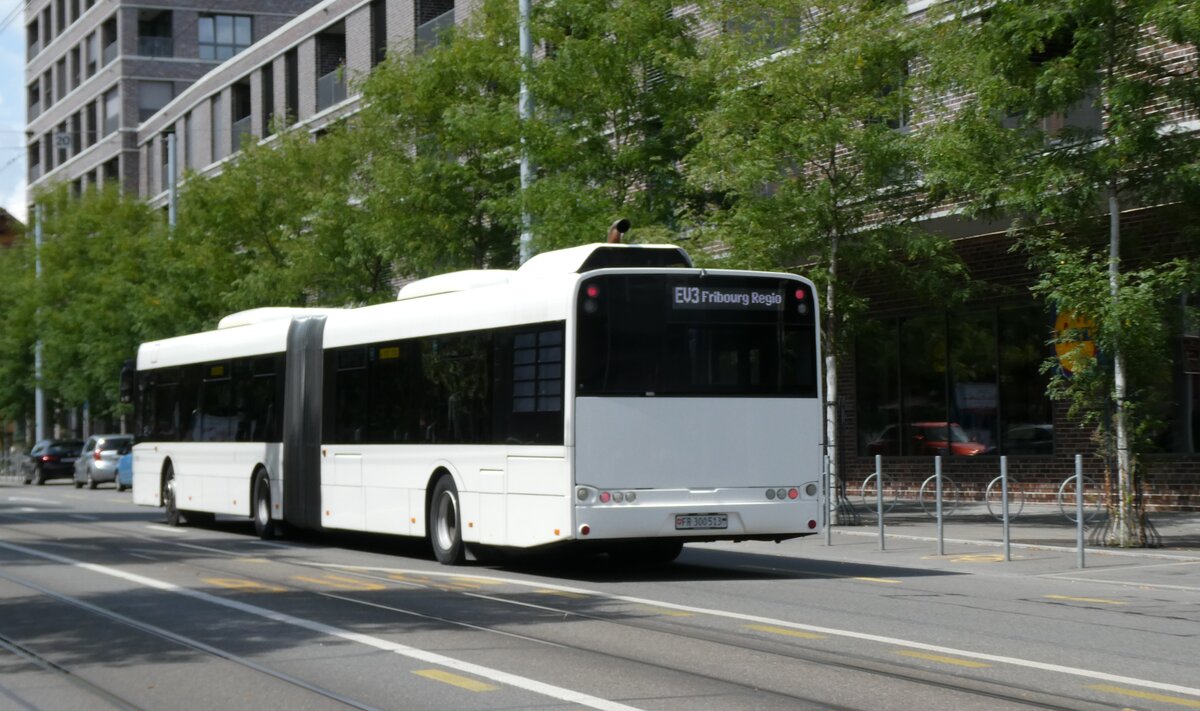 (278'292) - Intertours, Domdidier - Nr. 513/FR 300'513 - Solaris (ex AAGR Rothenburg Nr. 13) am 1. August 2025 beim Bahnhof Bern Europaplatz