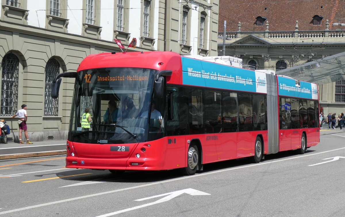 (278'329) - Bernmobil, Bern - Nr. 28 - Hess/Hess Gelenktrolleybus am 1. August 2025 beim Bahnhof Bern