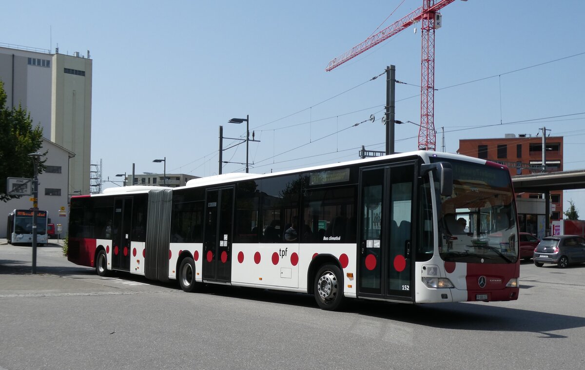 (278'881) - TPF Fribourg - Nr. 152/FR 300'317 - Mercedes am 15. August 2025 beim Bahnhof Ddingen