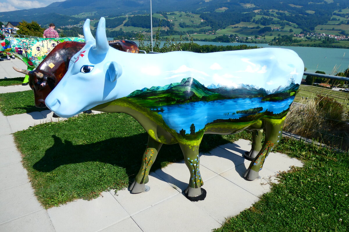 (279'184) - Deko Kuh beim Motel de la Gruy�re am 17. August 2025 in Avry-devant-Pont