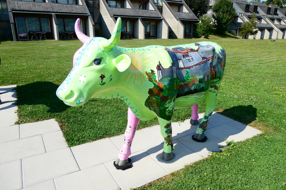 (279'186) - Deko Kuh beim Motel de la Gruy�re am 17. August 2025 in Avry-devant-Pont