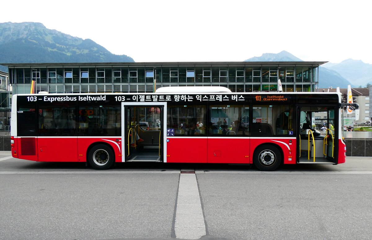 (279'237) - PostAuto Bern - BE 654'090/PID 12'339 - MAN (ex Dr. Richard, A-Wien Nr. 1419) am 19. August 2025 beim Bahnhof Interlaken Ost