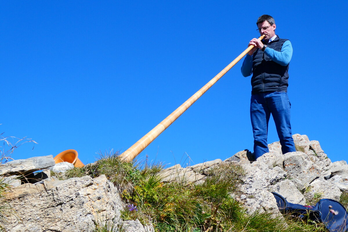 (279'813) - Alphornbl�ser am 31. August 2025 auf dem Niesen