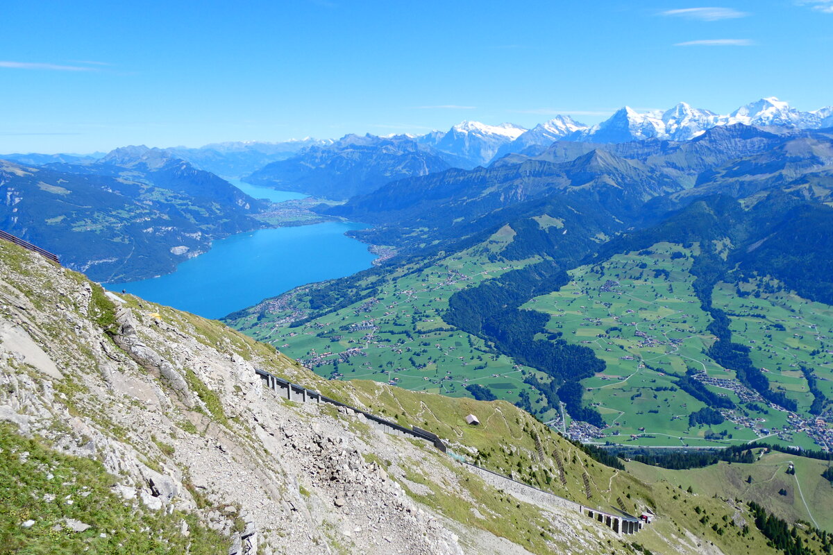 (279'815) - Blick auf Thuner- und Brienzersee am 31. August 2025 vom Niesen aus