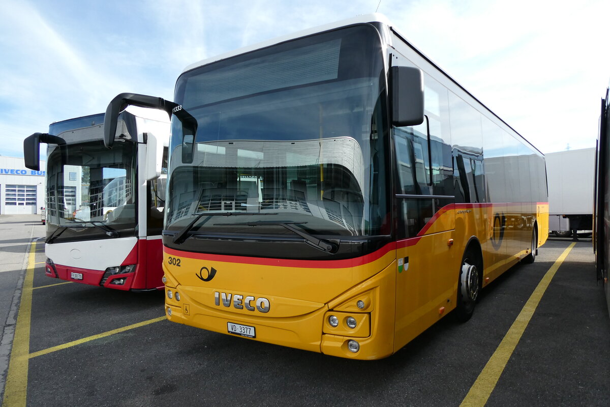(280'015) - CarPostal Ouest - Nr. 302/VD 3377/PID 11'333 - Iveco (ex Faucherre, Moudon Nr. 302) am 6. September 2025 in Kerzers, Interbus