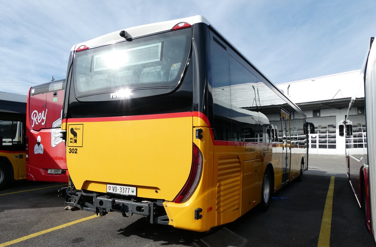 (280'017) - CarPostal Ouest - Nr. 302/VD 3377/PID 11'333 - Iveco (ex Faucherre, Moudon Nr. 302) am 6. September 2025 in Kerzers, Interbus