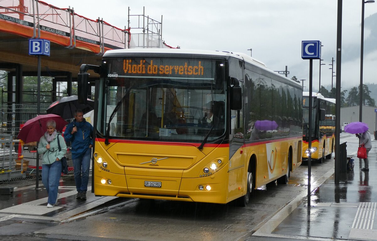 (280'103) - PostAuto Graubnden - GR 162'982/PID 10'449 - Volvo (ex Nr. 4; ex Fontana, Ilanz Nr. 4) am 9. September 2025 beim Bahnhof Ilanz