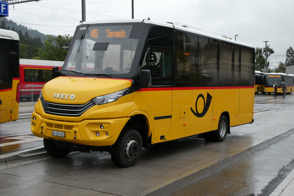 (280'217) - PostAuto Graubnden - GR 100'381/PID 12'095 - Iveco/K-Bus am 10. September 2025 beim Bahnhof Ilanz