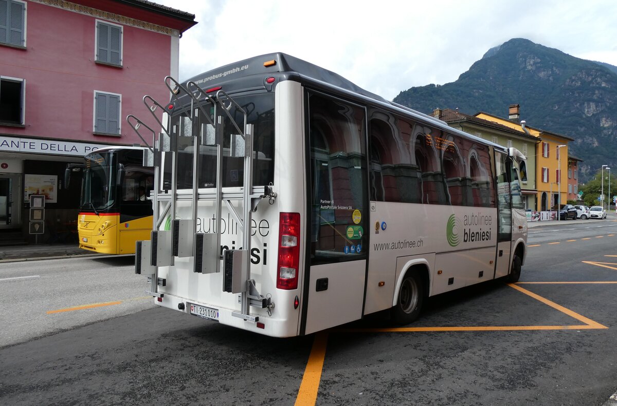 (280'405) - ABl Biasca - Nr. 10/TI 231'010 - Mercedes am 13. September 2025 beim Bahnhof Biasca (280'405) - ABl Biasca - Nr. 10/TI 231'010 - Mercedes am 13. September 2025 beim Bahnhof Biasca