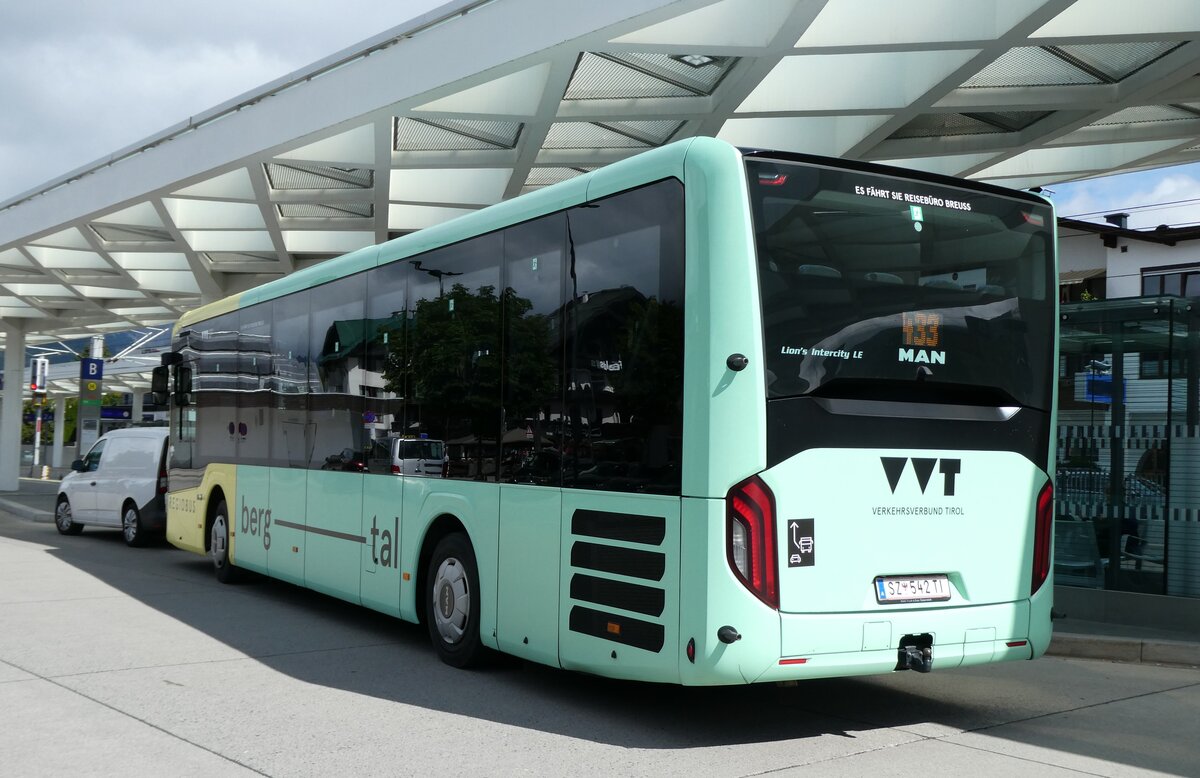 (280'455) - Breuss, Rankweil - Nr. 542/SZ 542 TI - MAN am 16. September 2025 beim Bahnhof Seefeld (280'455) - Breuss, Rankweil - Nr. 542/SZ 542 TI - MAN am 16. September 2025 beim Bahnhof Seefeld